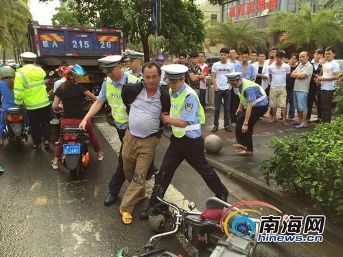 男子骑无牌电动车被拦 拳打协警还称打轻了