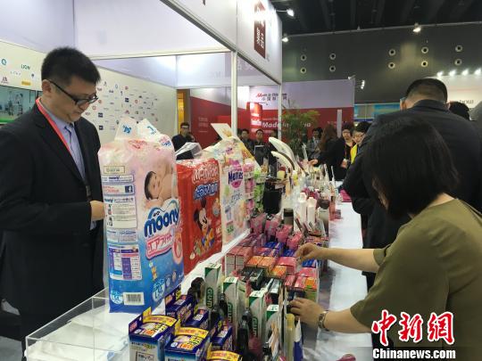 图为2016中国国际电子商务博览会现场。　李佳赟 摄