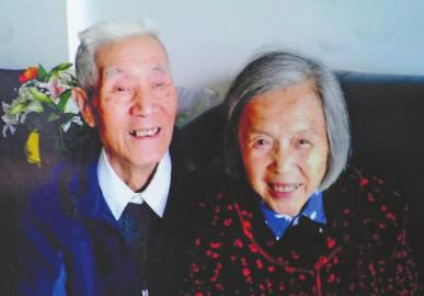 老人每天写