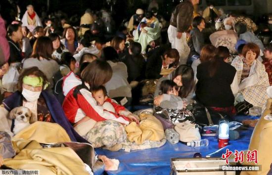 躲避地震的民众。当地消防部门仍在加紧确认具体遭灾情形。政府官员承认目前对人员受害情形尚未能把握。