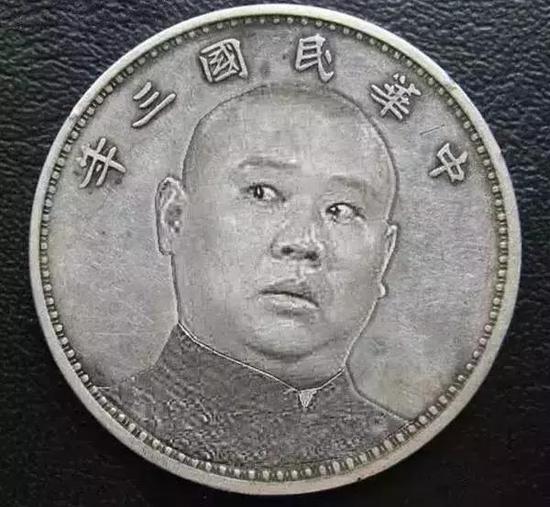 郭德纲喜欢收藏文玩已经不是什么秘密了，无论是出席活动，还是自己外出，都会佩戴一些文玩手串。来考考大家的眼力，能不能从图片中看出他带的是什么？