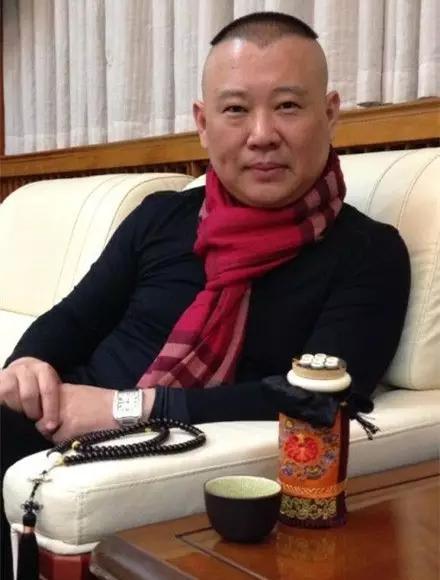 郭德纲还喜欢收藏佛牌，甚至有传闻，中国好的佛牌都被郭德纲承包了。