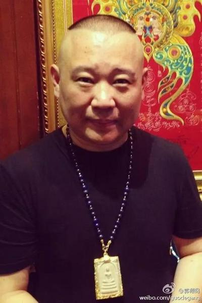 还有一样就是文玩核桃，郭德纲不但喜欢玩核桃，还创作过有关文玩核桃的相声作品。记得前几年，坊间传言郭德纲花43万只为买一对文玩核桃，不过遭到了否认。