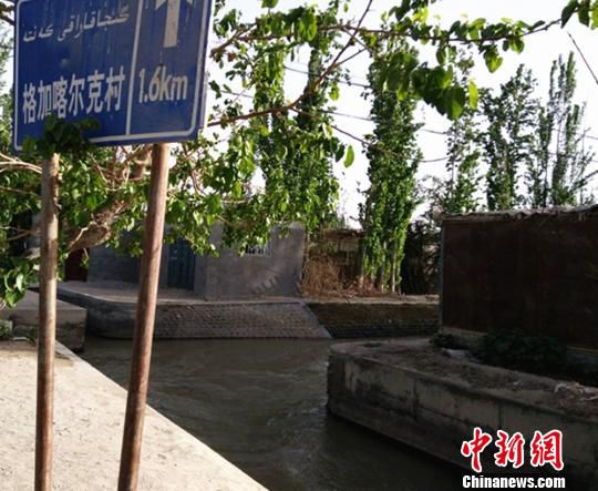 宽6米、深3米的水渠中水流湍急，虽已到春季，但水温只有零上二三度。　杨婷婷 摄