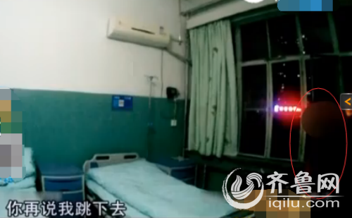 民警冲上前夺下女孩手中的刀，民警的动作够迅速，可女孩竟接着做出了更疯狂的举动，作势要跳楼。