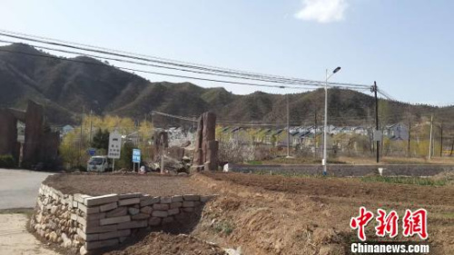 图为汤河口村。当地村民介绍，远处的山头背后就有放生狐狸出现。　吴合琴 摄