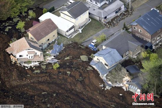 地震还引发山体滑坡。熊本县南阿苏村发生严重山体滑坡，多所居民住宅被毁。专家担忧的，还在于这连续两次强震皆发生在熊本县境内的著名活火山阿苏山附近。而当天上午阿苏山的中岳第一火口，已经发生了小规模的喷火。