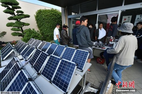 当地时间4月17日，临时避难所用太阳能板为灾民的手机充电。