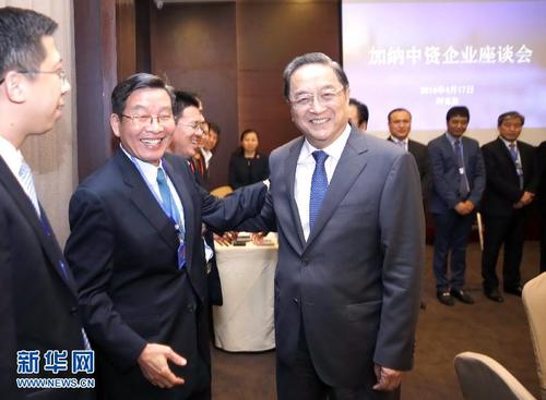4月17日，正在加纳进行正式友好访问的全国政协主席俞正声在阿克拉与在加中资企业代表座谈。这是俞正声会前同企业家们亲切交谈。 新华社记者鞠鹏 摄