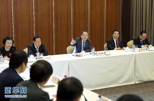 4月17日，正在加纳进行正式友好访问的全国政协主席俞正声在阿克拉与在加中资企业代表座谈。 新华社记者 鞠鹏 摄