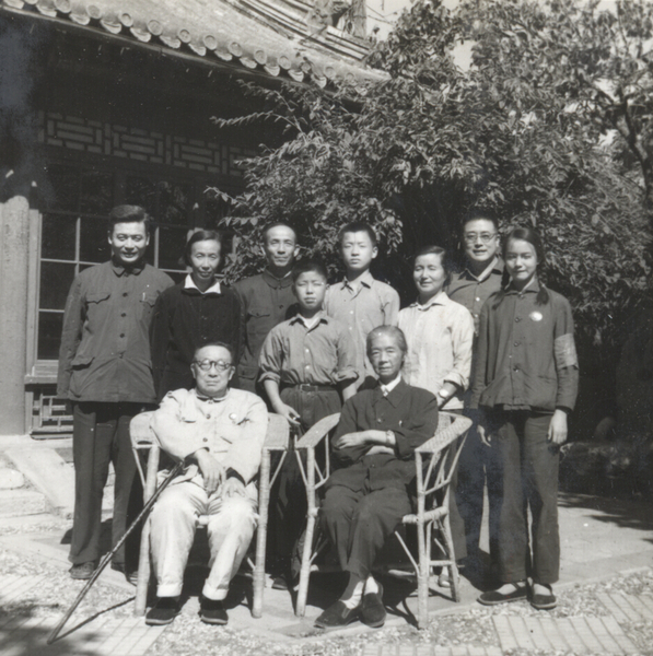 1971年9月26日全家合影。前排左起许德珩、劳君展，后排左起邓稼先、许鹿希、许建国、许进、邓志平、齐淑文、许中明、许苏苏。