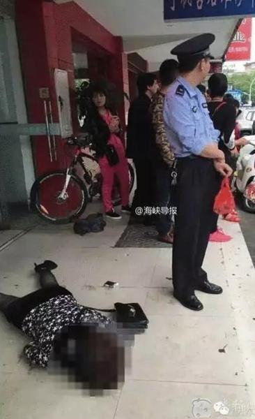女子当街被人用