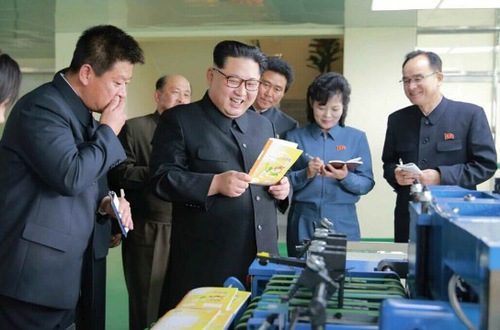 金正恩视察“蒲公英作业本工厂”赞产品设计用心