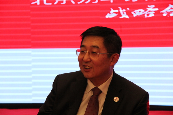 全国政协委员、中国侨联副主席乔卫阐述新时期做好海外同胞援助服务的重要意义。新华社记者  李明放摄影