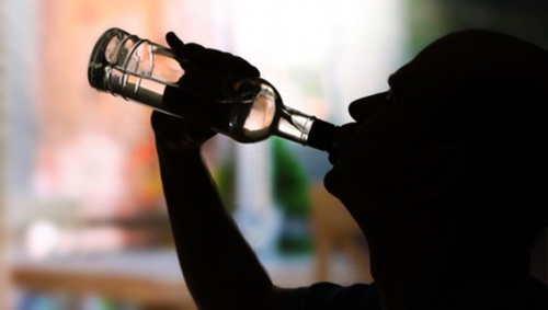 醉酒男走错家门装皇上（网络配图）