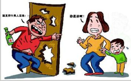 醉酒男走错家门装皇上（网络配图）