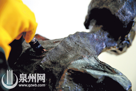 通体贴覆纱布，助肉身塑型。