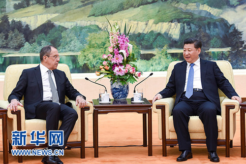4月28日，国家主席习近平在人民大会堂会见俄罗斯外长拉夫罗夫。新华社记者李学仁摄