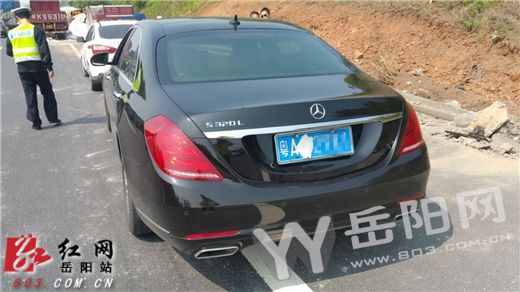 交警发现用尿不湿遮挡号牌的黑色轿车