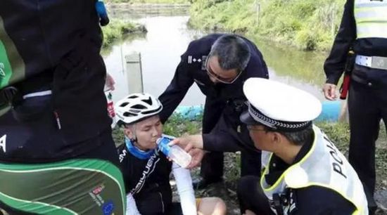 民警第一时间救护菲律宾小伙。