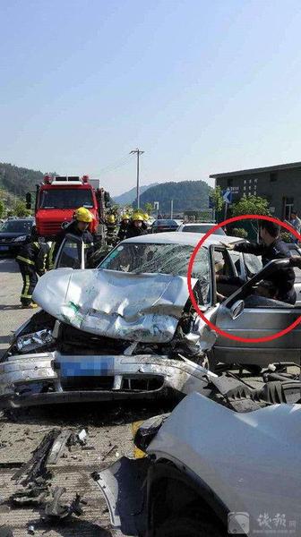警察车祸现场跪地10分钟 当