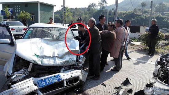 警察车祸现场跪地10分钟 当