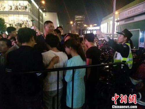 5万人聚集杭州西湖音乐喷泉，警方未雨绸缪数小时安全疏散。　上城区公安分局提供 摄