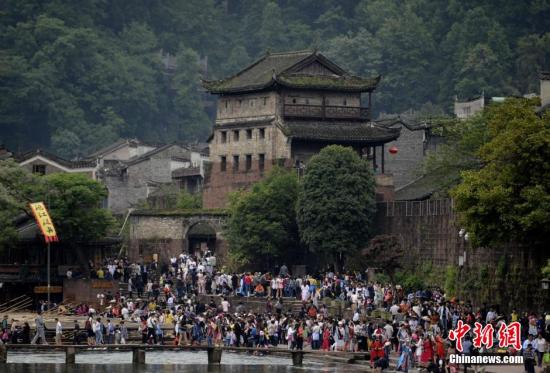 5月1日，正值“五一”小长假第二日，湖南凤凰古城迎来了旅游高峰。 杨华峰 摄
