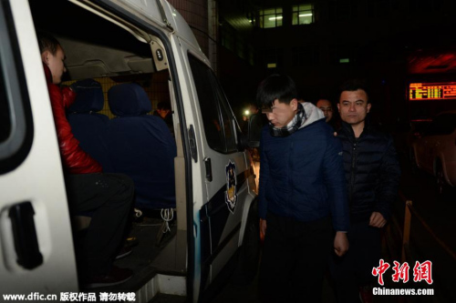 资料图：2016年1月海淀警方在空军总医院抓获6名号贩子。 图片来源：京华时报-东方IC 版权作品 请勿转载
