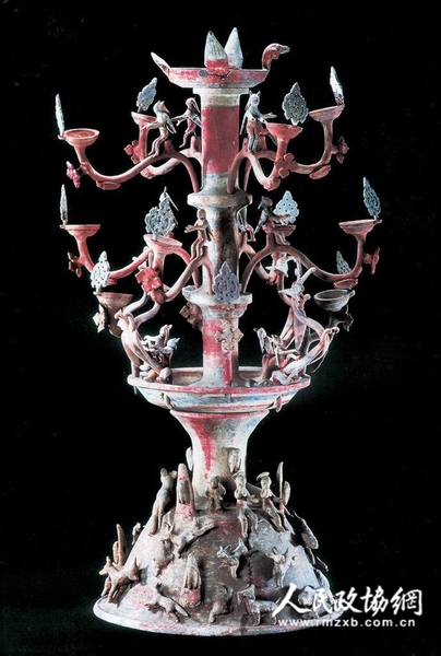 东汉陶质彩绘百花灯，1972年出土于洛阳涧西七里河汉墓，现藏于洛阳博物馆。