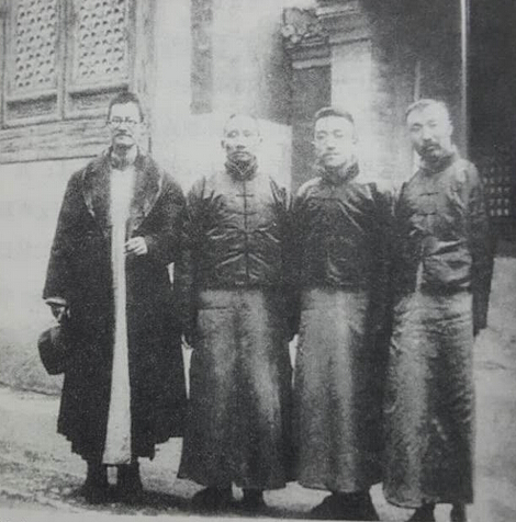 1920年蔡元培（左二）、胡适（右二）、李大钊（右一）等合影。这3人都在《新青年》杂志的发展壮大中起了积极作用。