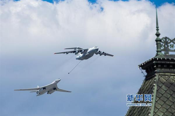 5月7日，在俄罗斯首都莫斯科，伊尔-78空中加油机(上)和图-160战略轰炸机（下）飞过红场上空。当天，莫斯科红场举行胜利日阅兵式彩排，完整演练9日阅兵全过程。5月9日是俄罗斯卫国战争胜利日，莫斯科红场阅兵仪式是当天的主要庆祝活动。新华社记者白雪骐摄