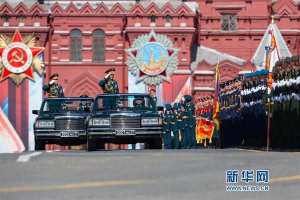 5月7日，在俄罗斯首都莫斯科，步兵方队走过红场。当天，莫斯科红场举行胜利日阅兵式彩排，完整演练9日阅兵全过程。5月9日是俄罗斯卫国战争胜利日，莫斯科红场阅兵仪式是当天的主要庆祝活动。新华社记者白雪骐摄