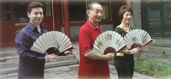 梅葆玖与弟子胡文阁（左）、董圆圆（右）