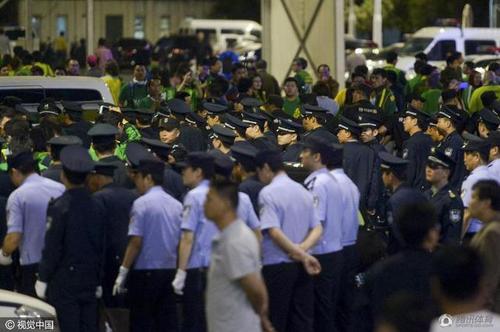 国安掉入降级区 球迷发泄不满赛后围堵俱乐部