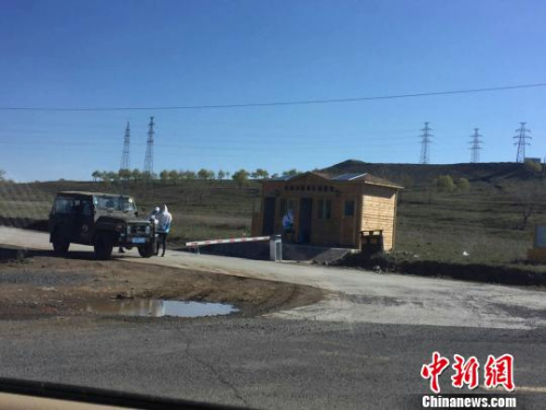 “草原天路”一验票口处，工作人员设卡验票。　李铁锤 摄