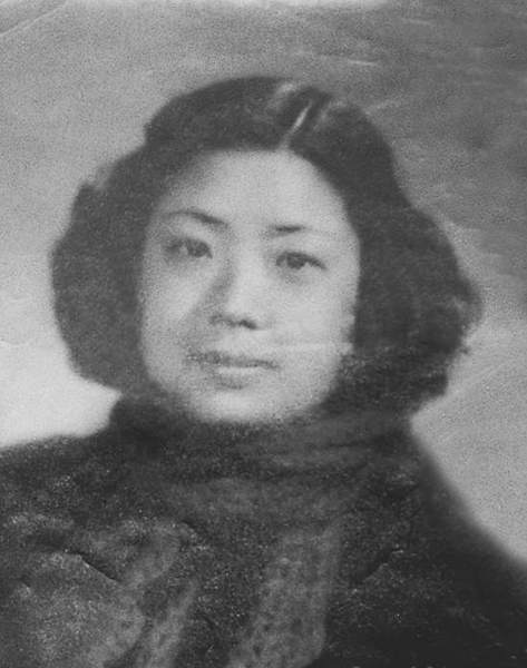 图为关牧村的母亲。关牧村是全国人大代表、第七至十一届全国政协委员，国家一级演员、女中音歌唱家，中国音乐家协会副主席、全国青年联合会副主席，代表作品有《打起手鼓唱起歌》等。