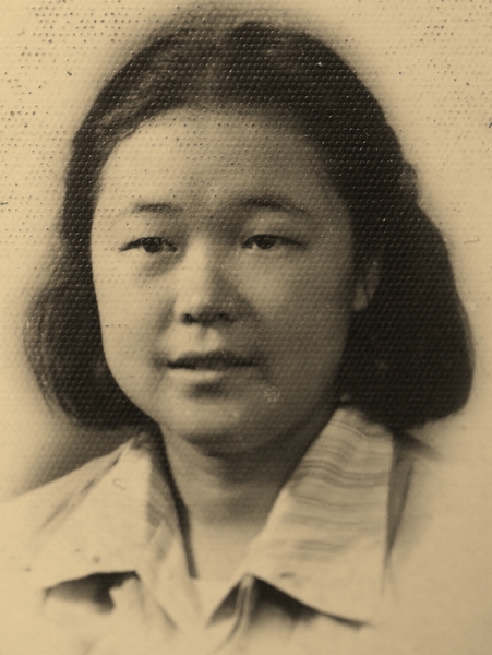 图为顾久的母亲年轻时照片。顾久是全国政协委员，曾任贵州省人大常委会原副主任，现任贵州省文联主席、省文史馆馆长。