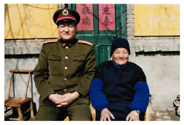 图为黄国柱和外婆合影。黄国柱是全国政协委员，曾任解放军报社社长，少将军衔。著有评论集《苍凉的历史》、《圣土并不遥远》等。《苍凉的历史》获全国第三届当代文学优秀研究成果表彰奖，《圣土并不遥远》获解放军第三届文艺奖。