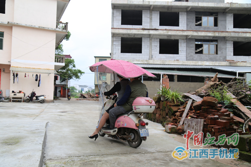 这辆换了三次电瓶的电动车，是王勇妻子郑红梅接送孩子的专车。“我有驾照，很想买辆二手车接送孩子，但王勇把钱都捐给困难的当事人，家里没钱。”