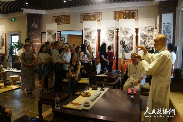 5月8日，在“禅意•山水”康明义水墨山水作品展上，国内资深影视导演海云法师向在场嘉宾阐释“山水禅意”。