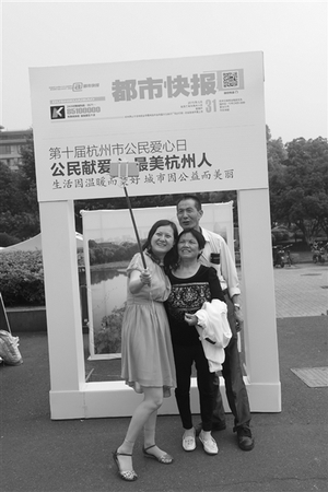 去年公民爱心日，市民记录下公益一刻。记者 韩丹 摄