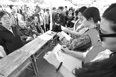 去年公民爱心日，志愿者专设肖像画服务市民。李忠 摄