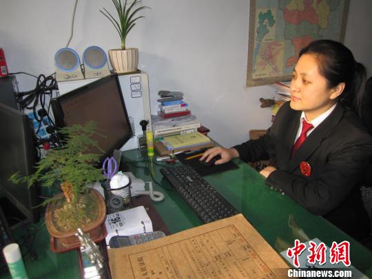 图为刘彦在网上办案。　李忠勇 摄