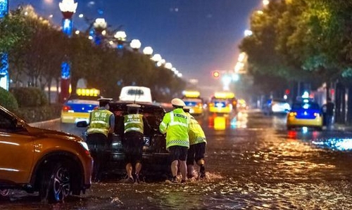 交警暴雨中指挥交通