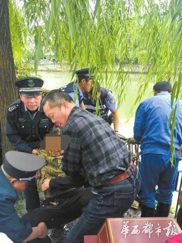 警民合力救起落水大爷。