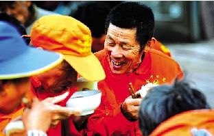 正在喝爱心粥的环卫工