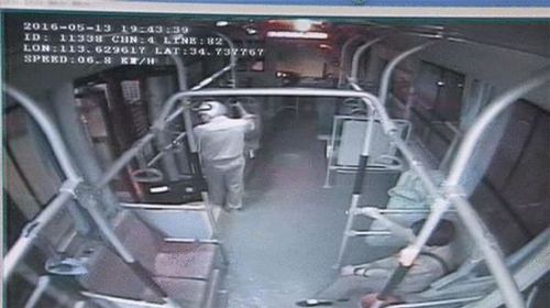 老先生公交车内撒尿 女车长询问制止