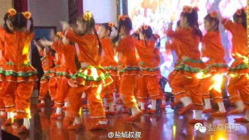 网络图片显示，二十多位小朋友身着演出服在台上表演。