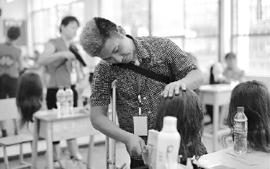 云南楚雄，一位肢残者正在学习美容美发技能。